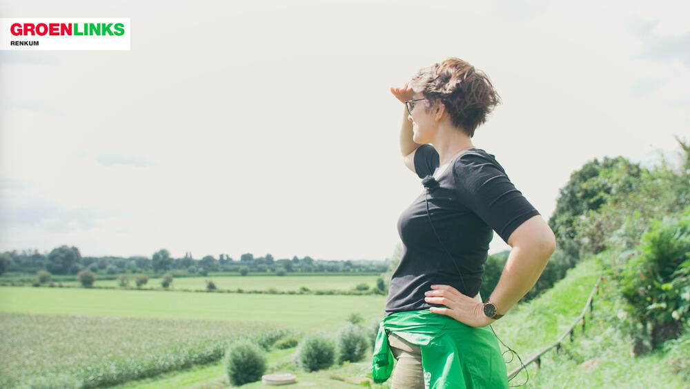 Eveline Vink kijkt uit over de Oosterbeekse uiterwaarden met maïs