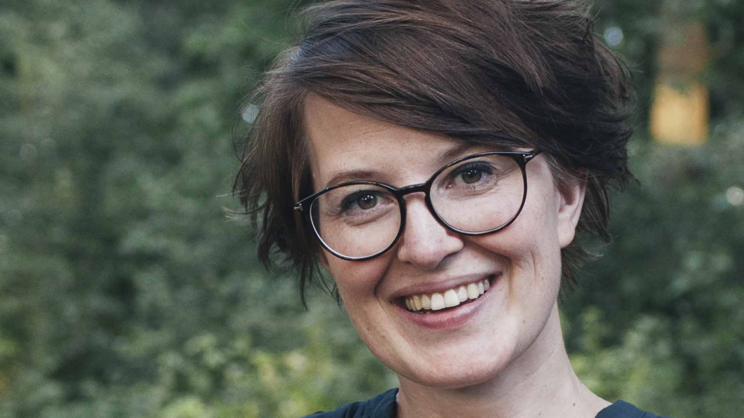 Portret van Eveline Vink met een bos bloemen