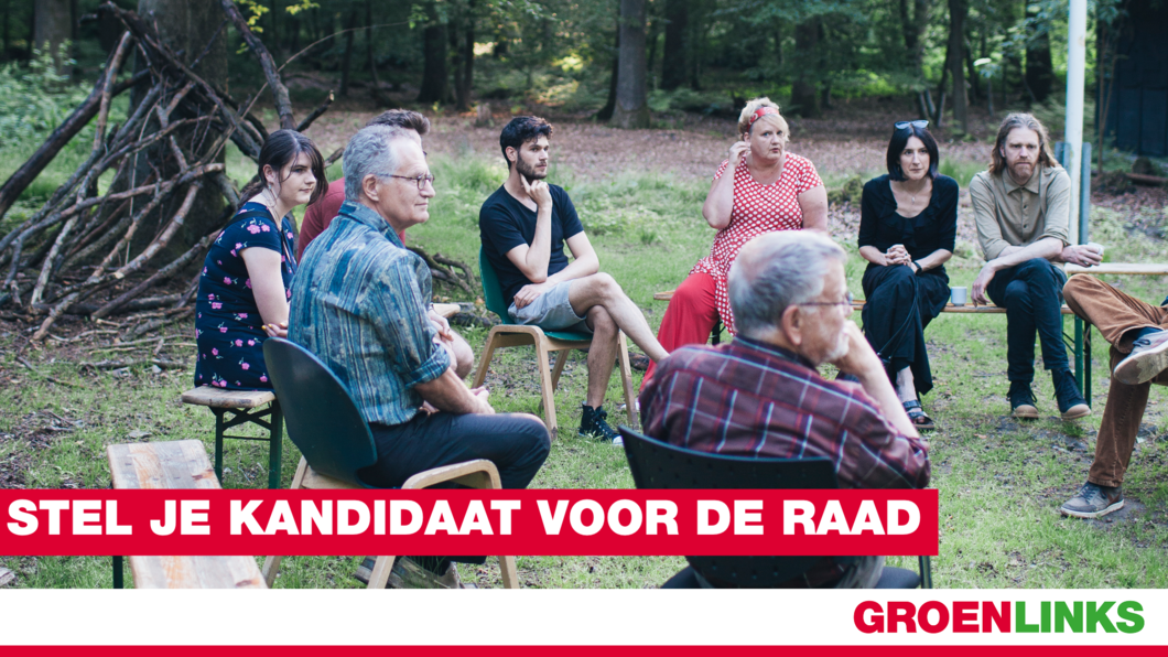 Groep geboeid luisterende leden in een cirkel, bos op de achtergrond. Tekst: Stel je kandidaat voor de raad