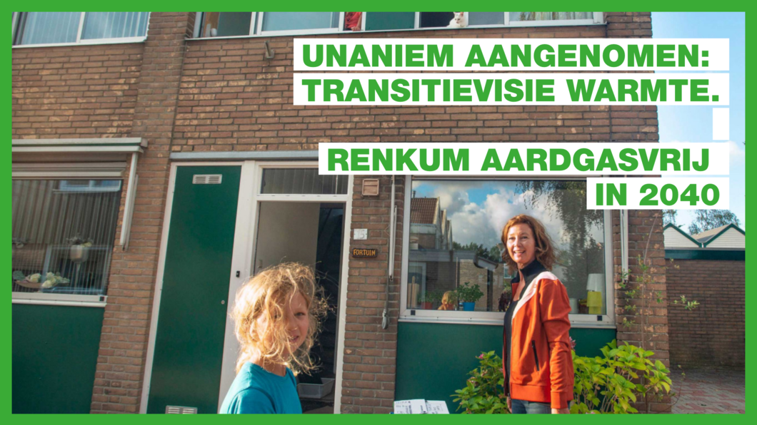 Twee mensen staan voor een woning, tekst Unaniem aangenomen, transitievisie warmte. Renkum aardgasvrij 2040