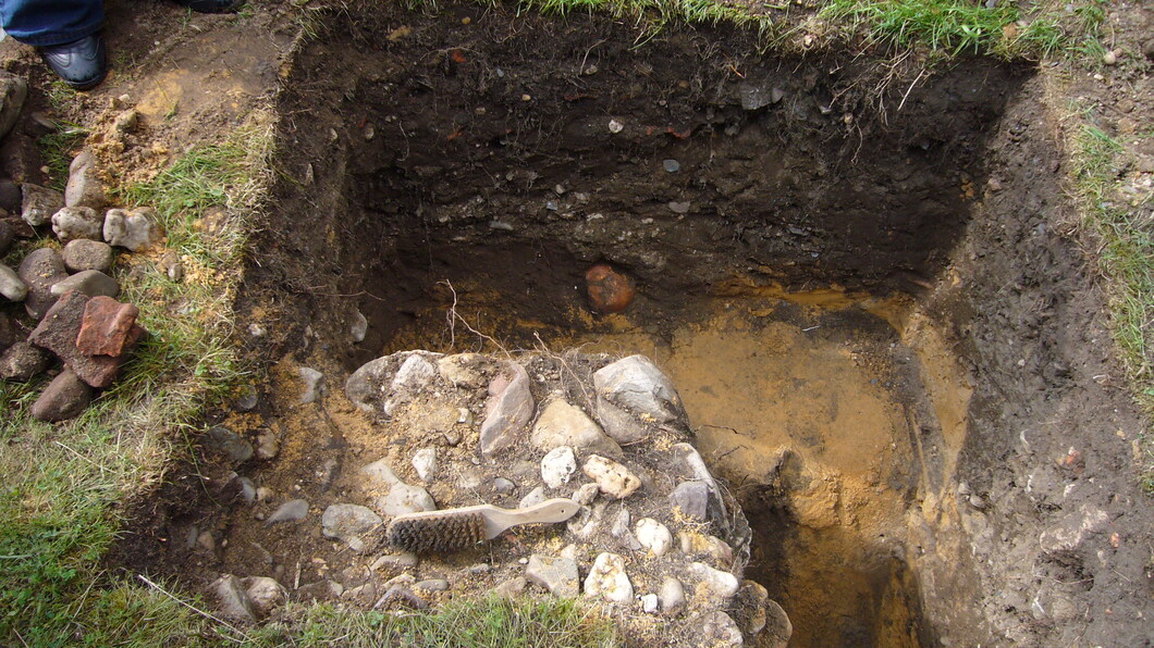 2006 - opgraving oude kerkje Wolfhees - met schedel