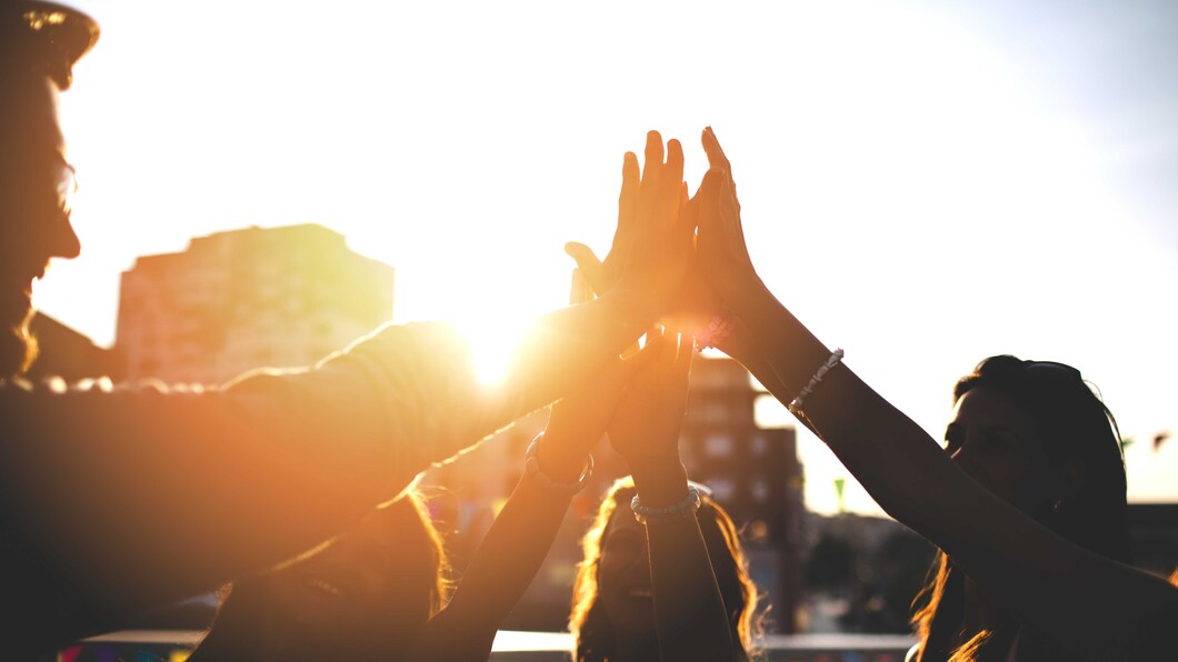 Groep mensen geeft elkaar high-five