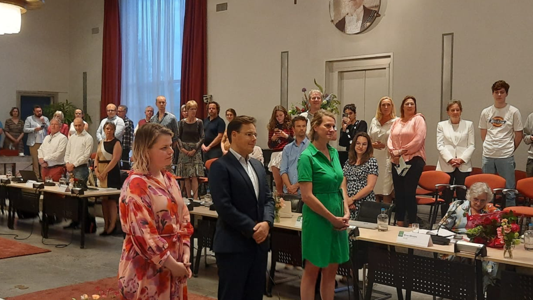 Marinka Mulder, Joa Maouche en Danielle van Bentem in de raadzaal van Renkum