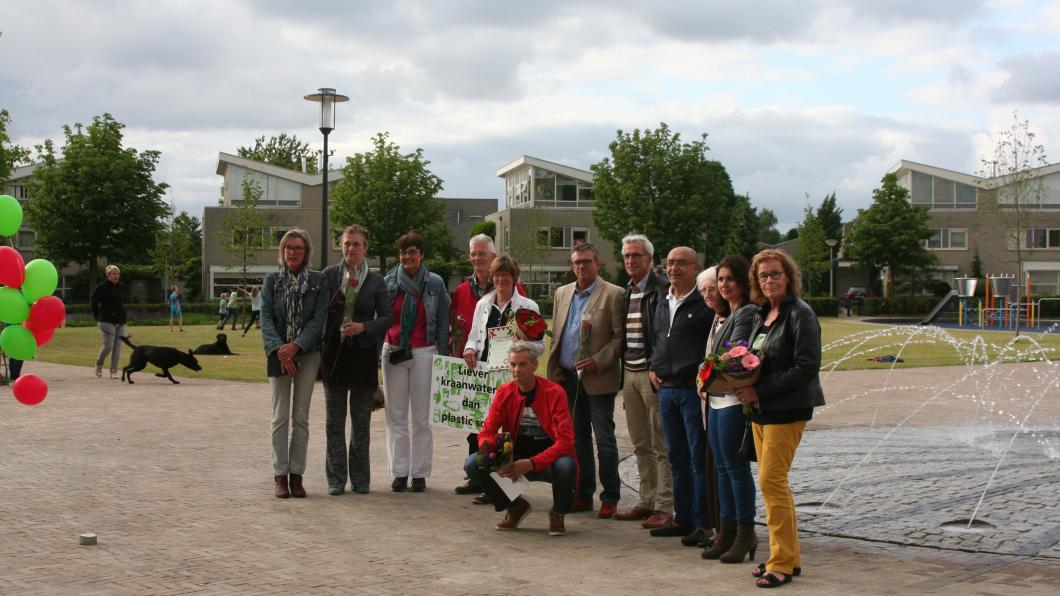 De genomineerden voor de groen-rode lintjes op het Europaplein, met in hun midden Guus Ambrosius (hurkend) en Greet Visser met hun lintjes.
