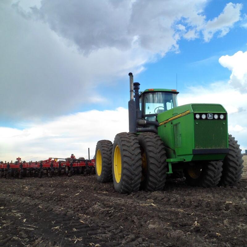 Een fikse John Deere op het land - foto: PxHere