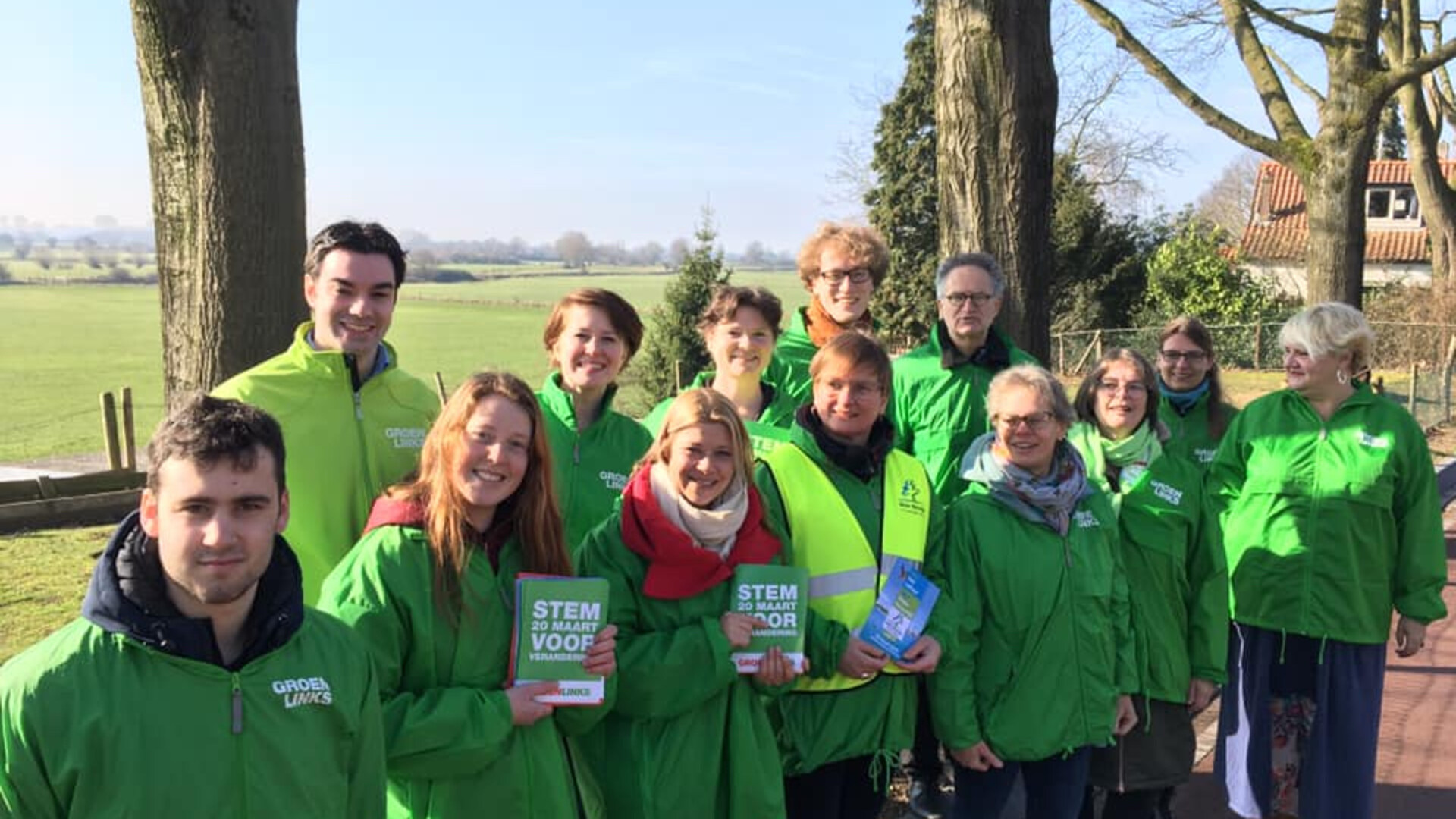 Grote groep mensen met groene jasjes en folders, waaronder Lisa Westerveld