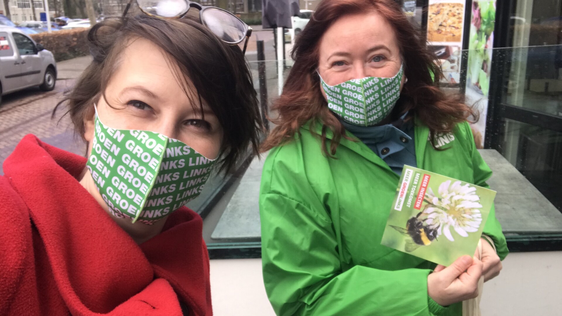 Eveline en Karina met GroenLinks-mondkapje en een flyer