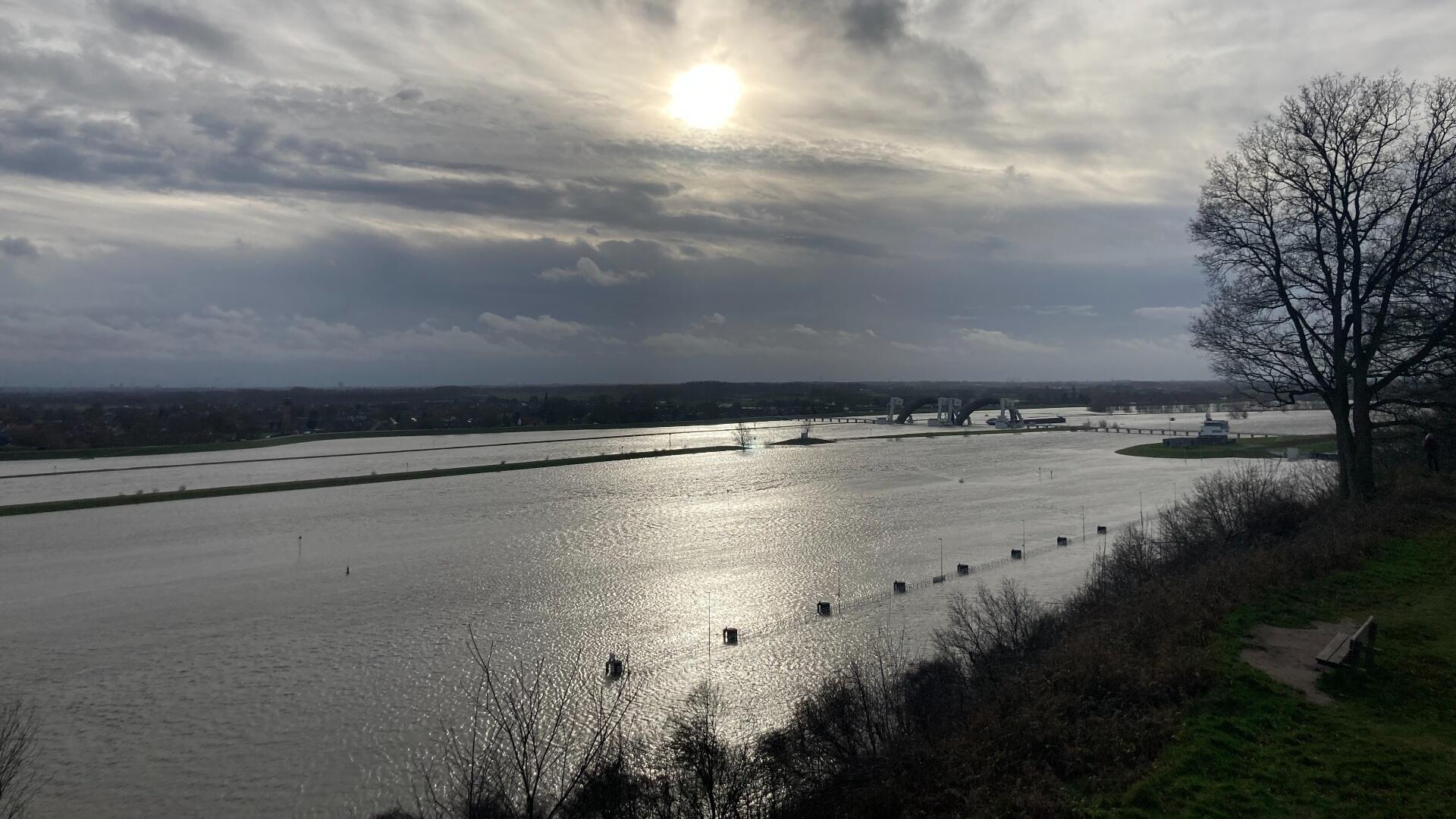 Uitkijk over Rijn richting sluis Driel