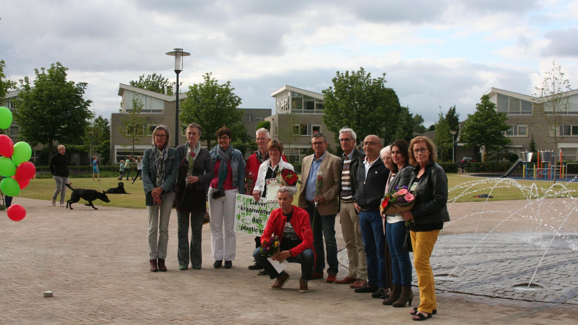 De genomineerden voor de groen-rode lintjes op het Europaplein, met in hun midden Guus Ambrosius (hurkend) en Greet Visser met hun lintjes.